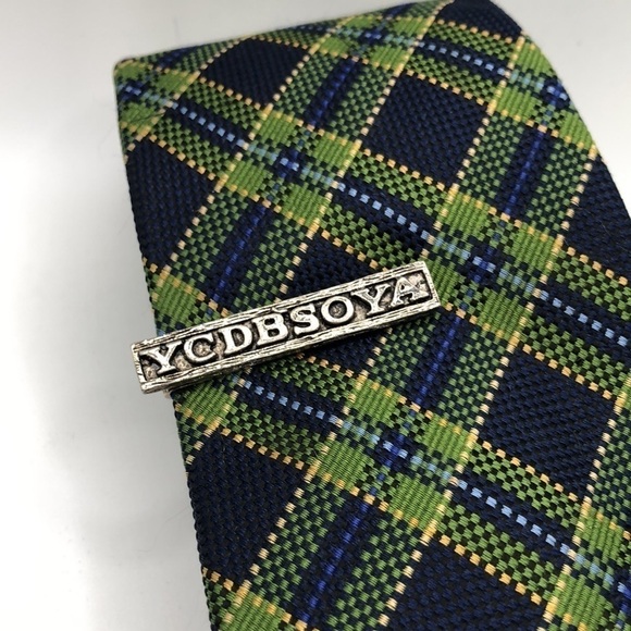 VINTAGE YCDBSOYA Tie Bar Clip Silver Tone with Rustic Background - Picture 1 of 7
